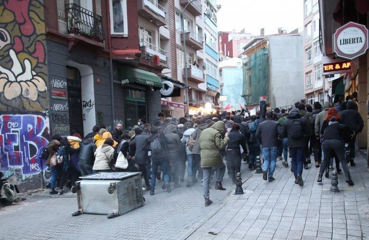 Boğaziçi Üniversitesi protestoları: Kadıköy\'de öğrencilerine destek için toplanan gruba polis müdahalesi
