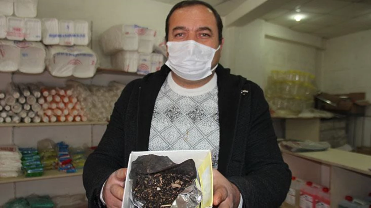 Kilo kilo çay alan adam, paketin içinden çıkan hayvan gübresiyle neye uğradığını şaşırdı