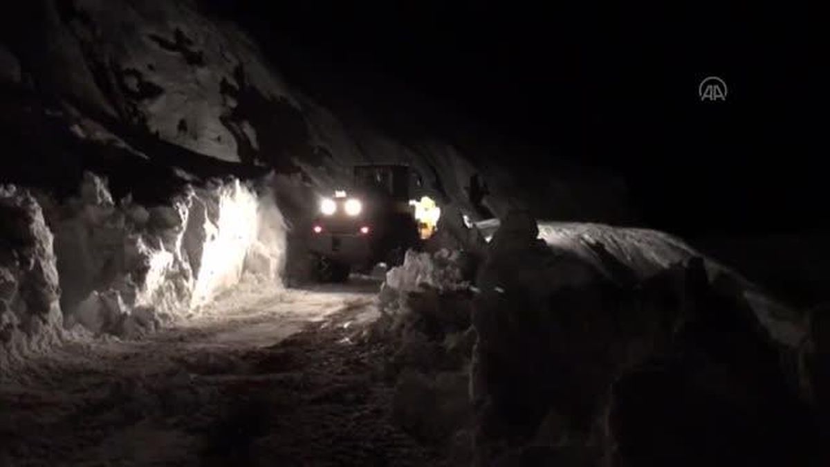 Son dakika haber: Çığ nedeniyle yolu kapanan köydeki hastaya paletli ambulansla ulaşıldı