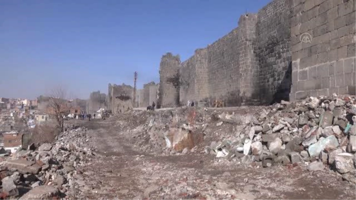 DİYARBAKIR - Etrafı kaçak yapılardan arındırılacak Diyarbakır Surları kesintisiz gezilebilecek