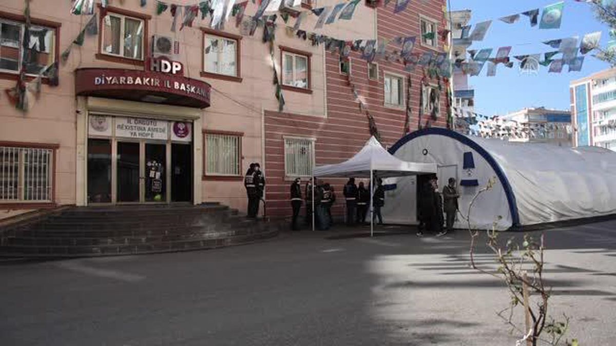 Son dakika haberi: DİYARBAKIR - Evlatlarına kavuşmak isteyen Diyarbakır anneleri nöbeti kararlılıkla sürdürüyor