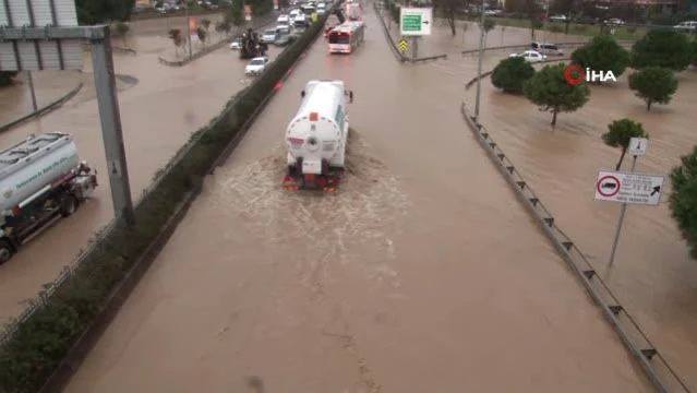 Son dakika... İzmir'de araçlar selde mahsur kaldı; yardımına polisler koştu