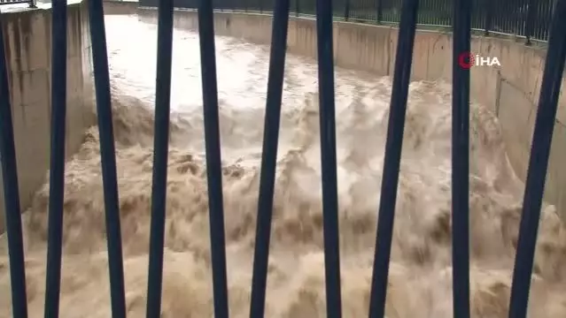 Son dakika haberleri... İzmir'e 1 yıllık yağmurun yüzde 18'i bir gecede yağdı