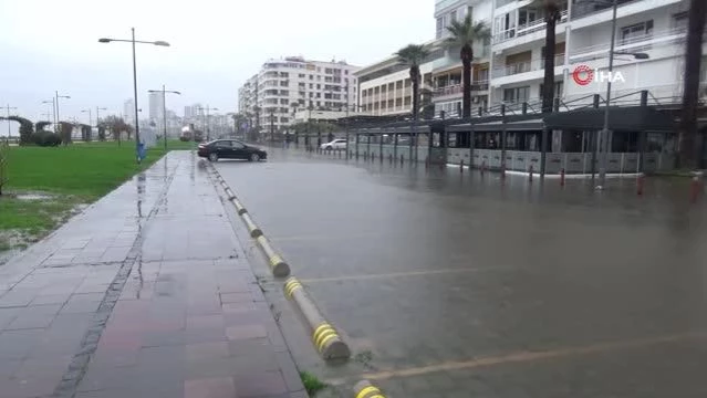 Son dakika! İzmir'i sel vurdu: Alt geçitler ve metro istasyonlarının çıkışları tıkandı