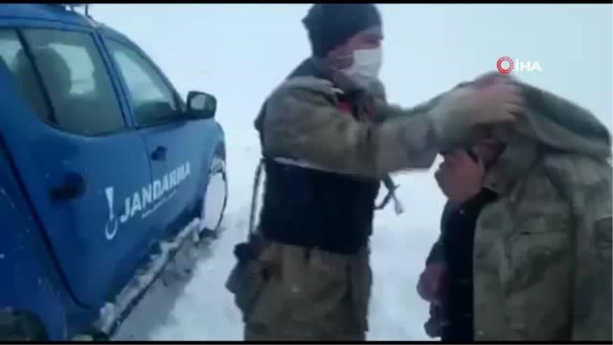 Kırsal alanda donma tehlikesi geçiren vatandaşı jandarma kurtardı