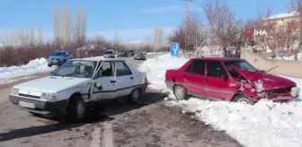 Otomobiller çarpıştı : 3 yaralı