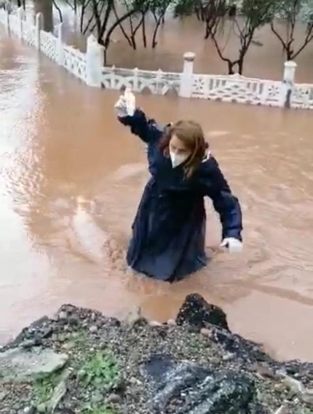 Sağlık çalışanından alkışlatan hareket! Beline kadar gelen suyu aşıp hastasına müdahale etti