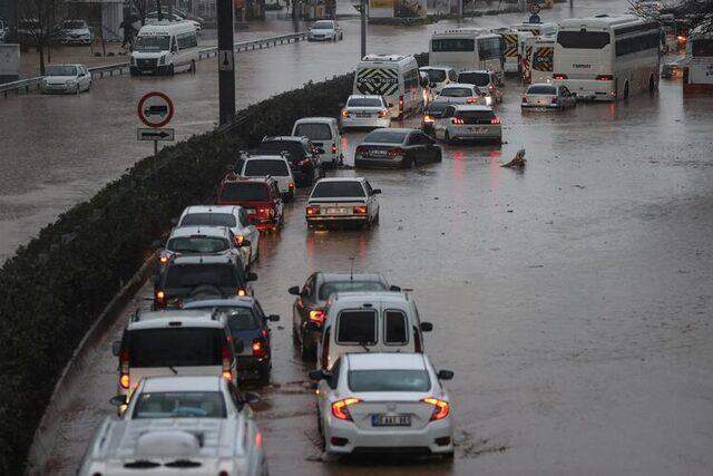 Son Dakika: İzmir'deki selde can kaybı! Menderes ilçesinde 1 kişi hayatını kaybetti Son Dakika: İzmir'deki selde can kaybı! Menderes ilçesinde 1 kişi hayatını kaybetti