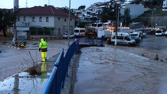Son Dakika: İzmir'deki selde can kaybı! Menderes ilçesinde 1 kişi hayatını kaybetti Son Dakika: İzmir'deki selde can kaybı! Menderes ilçesinde 1 kişi hayatını kaybetti