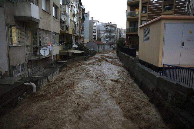 Son Dakika: İzmir'deki selde can kaybı! Menderes ilçesinde 1 kişi hayatını kaybetti Son Dakika: İzmir'deki selde can kaybı! Menderes ilçesinde 1 kişi hayatını kaybetti