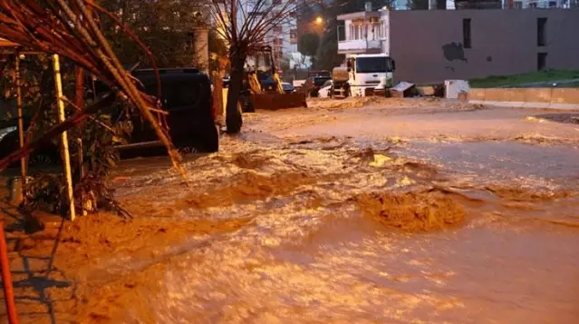 Son Dakika! Selin vurduğu İzmir'de kamu personelleri tam gün idari izinli sayılacak Son Dakika! Selin vurduğu İzmir'de kamu personelleri tam gün idari izinli sayılacak