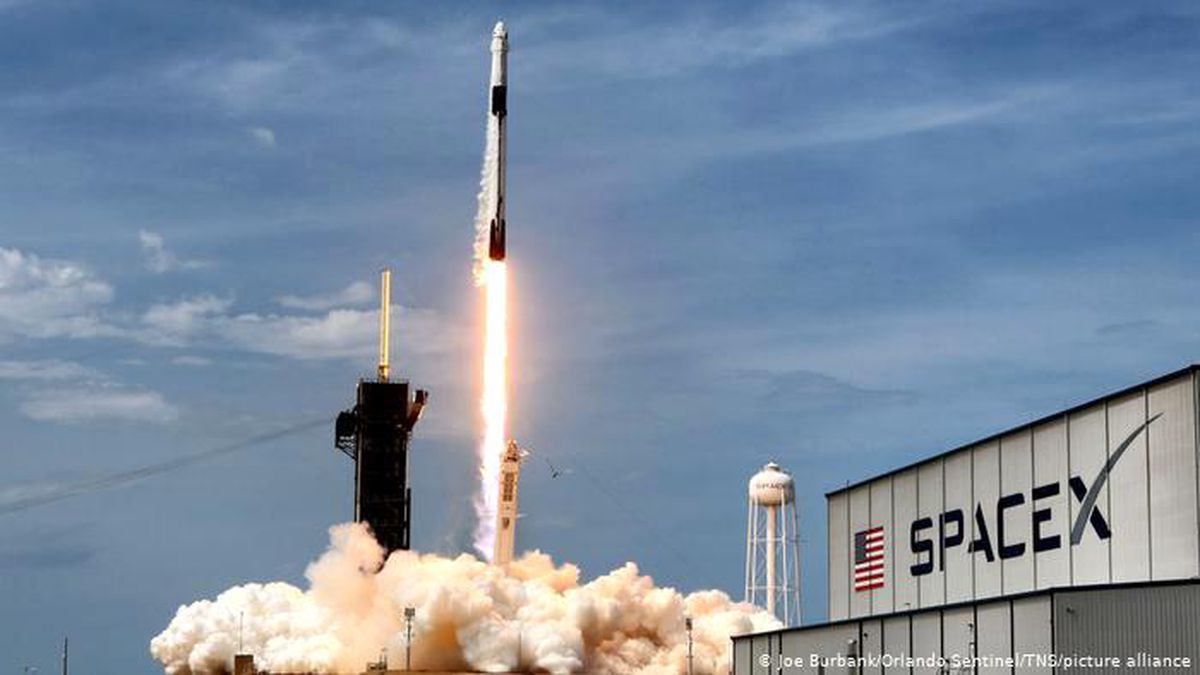 SpaceX uzay turizmine başlıyor
