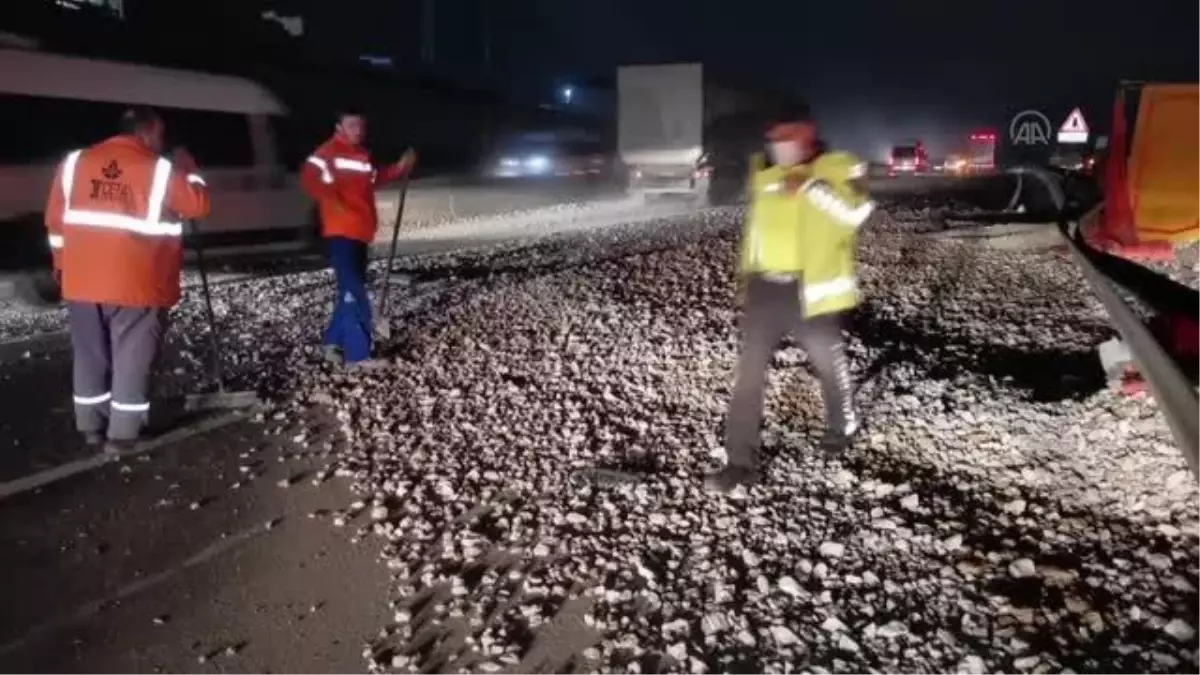 Taş yüklü tır devrildi: 1 yaralı