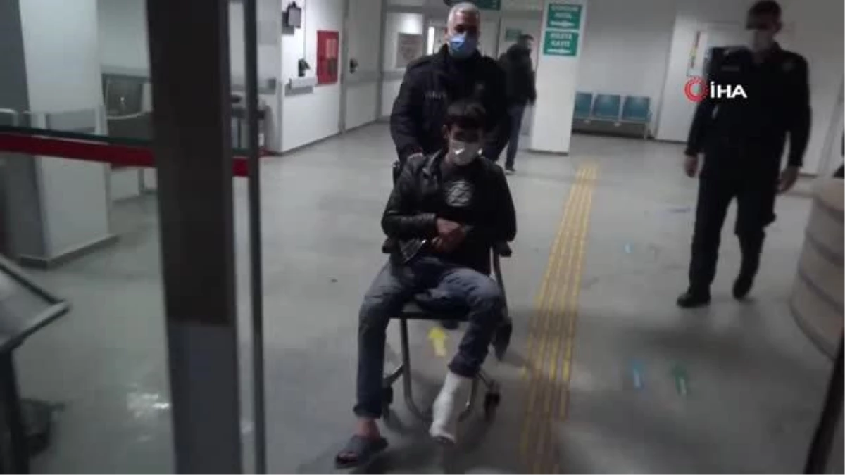 Son dakika! Aksaray\'da polisten alkışlanacak hareket... Ayağı kırık genci önce sandalyede, sonra kolunda taşıyarak evine götürdü