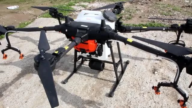 Antalya'da bir üretici üzerinde 10 litrelik depo bulunan droneyi zirai ilaçlamada kullanıyor