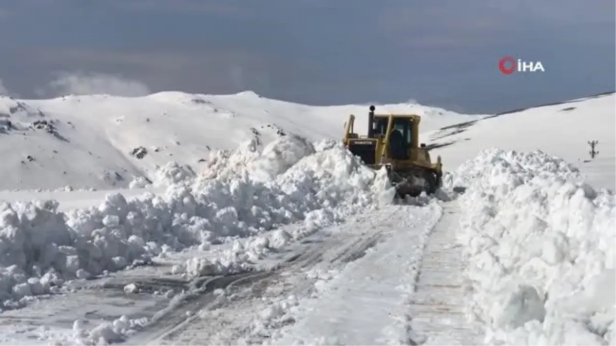 Bayburt\'ta köy yollarında kar temizleme çalışması yapıldı