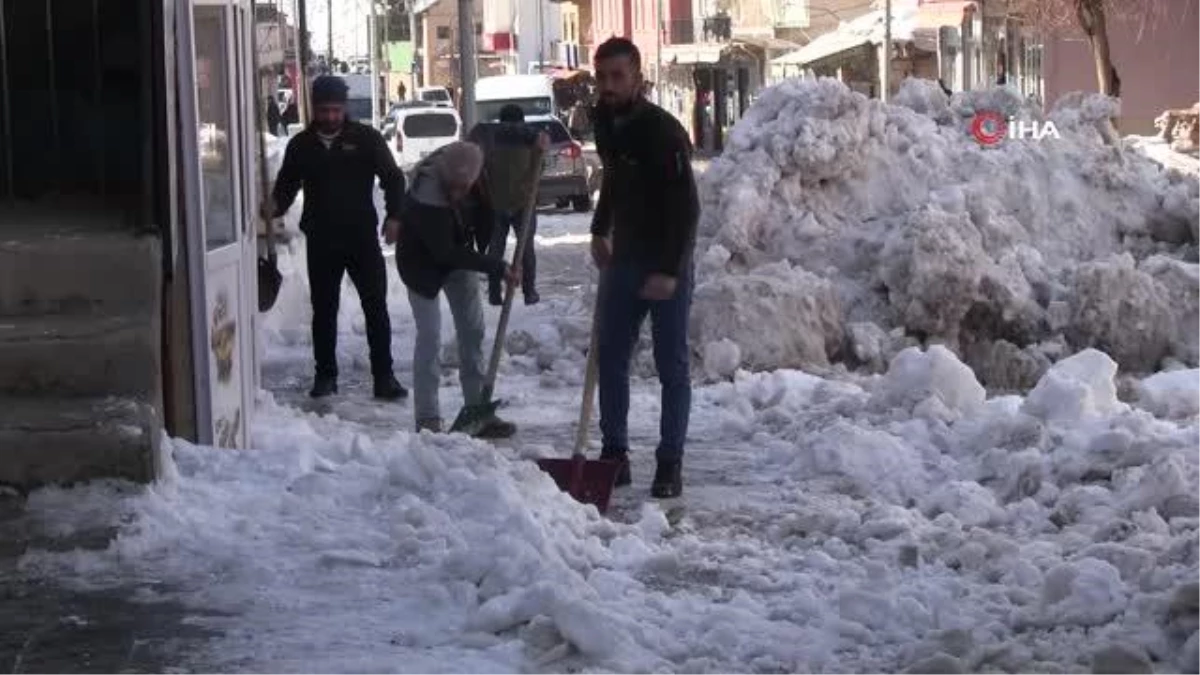 Beytüşşebap\'ta binlerce ton kar taşındı