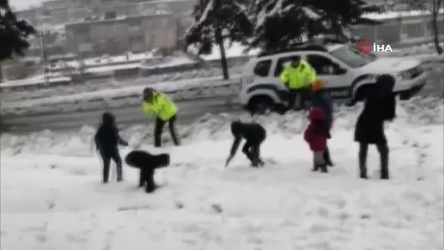 Diyarbakır'da polisler çocuklarla birlikte kartopu oynadı