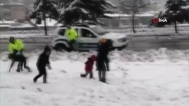 Diyarbakır'da polisler çocuklarla birlikte kartopu oynadı