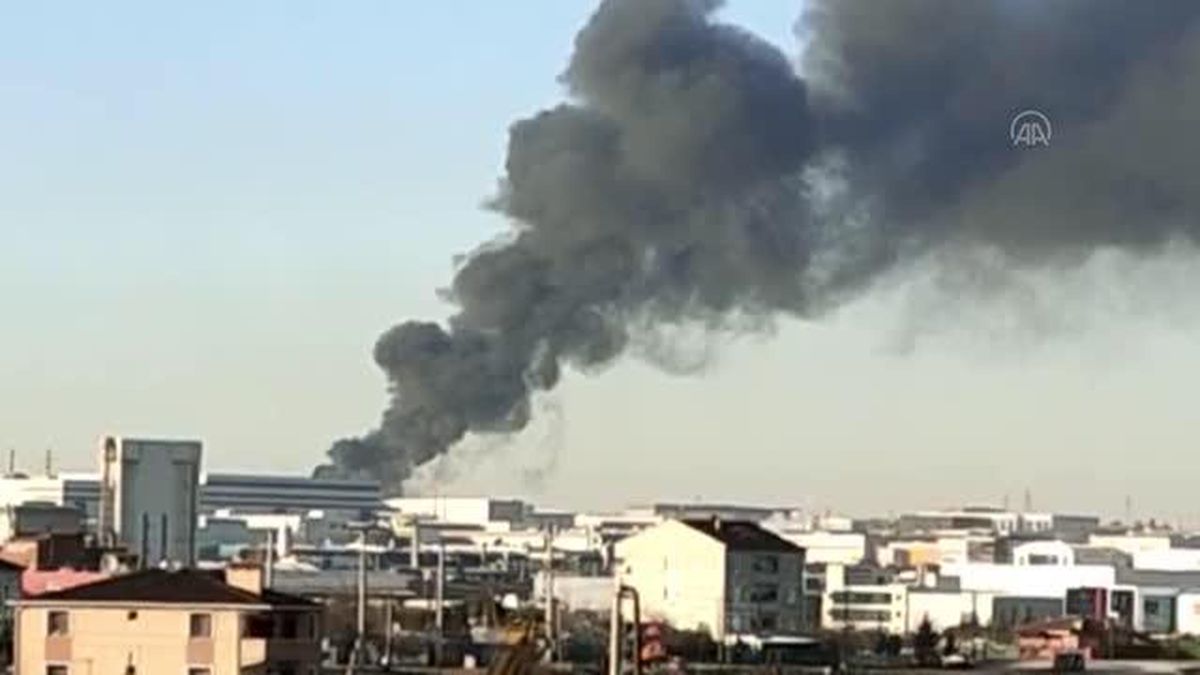 Son dakika haberi! Fabrikada çıkan yangın söndürülmeye çalışılıyor (2)