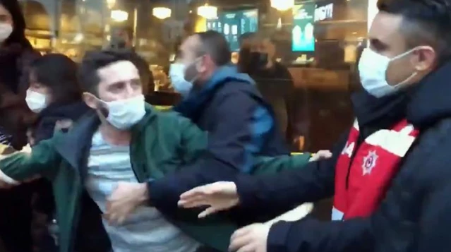 Kadıköy'deki olaylarda eylemcilere müdahale eden polis, sivil polisi de gözaltına almaya kalktı