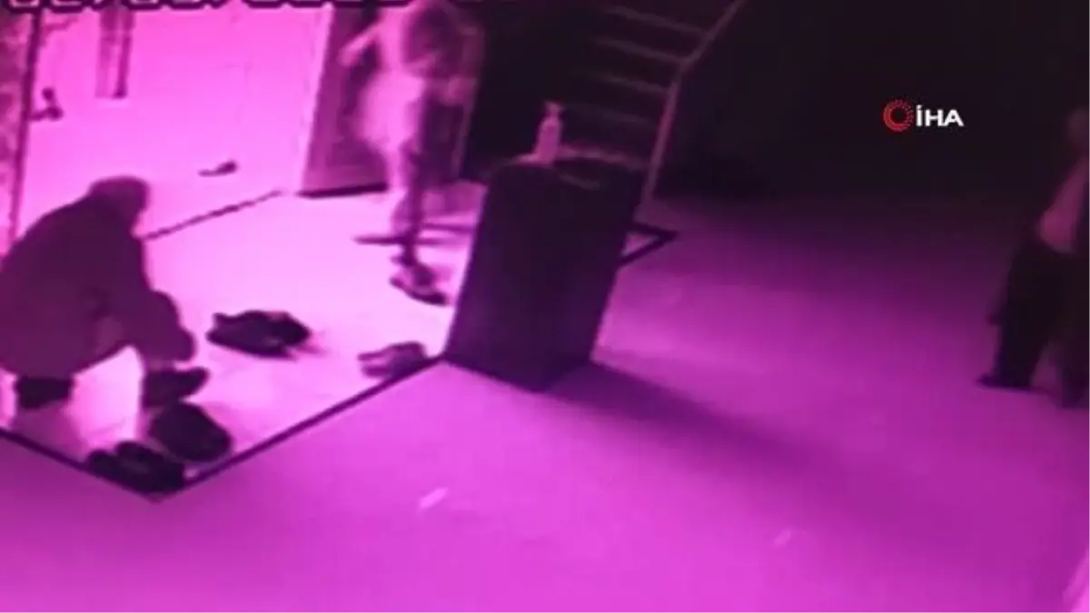 Son dakika haberleri! Namazdan sonra imamın ayakkabısını giyip gittiği anlar kamerada