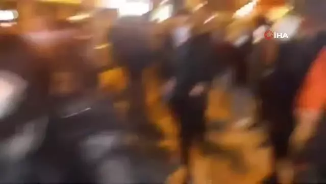 Son Dakika | Polis araçlarına saldırıp, vatandaşı darp ettiler Son Dakika | Polis araçlarına saldırıp, vatandaşı darp ettiler