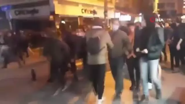 Son Dakika | Polis araçlarına saldırıp, vatandaşı darp ettiler Son Dakika | Polis araçlarına saldırıp, vatandaşı darp ettiler