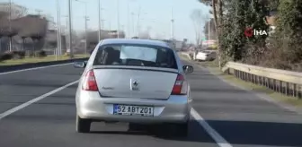 Seyir halindeki aracın arka camındaki not dikkat çekti