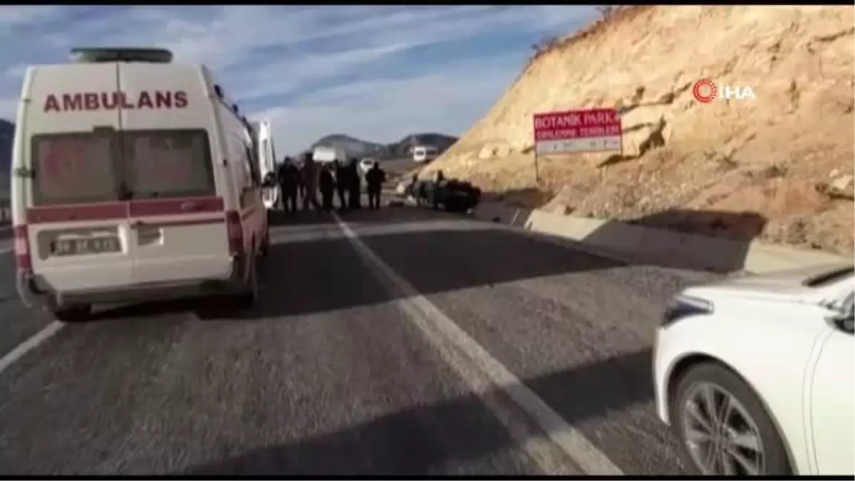 Siirt\'te lastiği patlayan araç takla attı: 2\'si ağır 5 yaralı