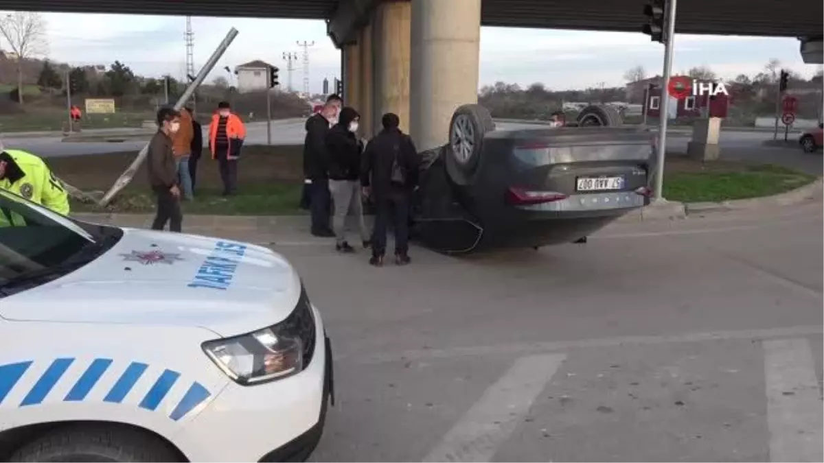 Sinop\'un tek trafik lambasına çarpan araç ters döndü: 1 yaralı