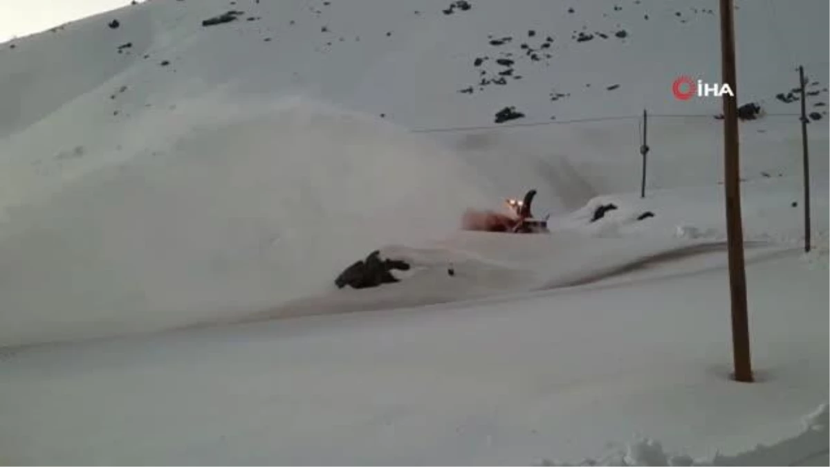 Şırnak\'ta kardan kapanan köy yolları ulaşıma açıldı