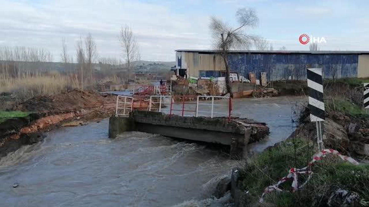 Soma'da köprü aşırı yağışa dayanamadı