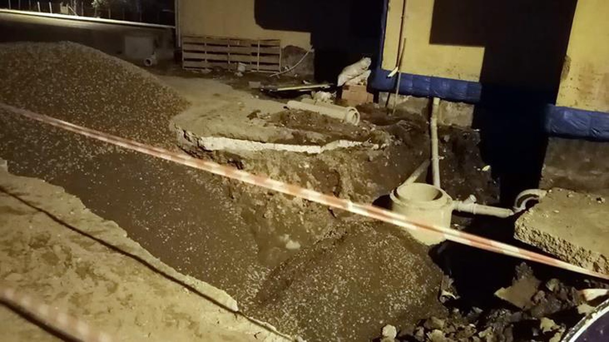 Su şebekesini onarmak için çukura giren belediye çalışanı, beton molozların altında kaldı