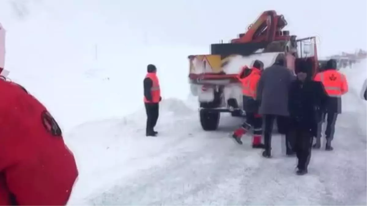 Van\'da geçen yıl 42 kişinin hayatını kaybettiği çığ felaketinin yaşandığı bölgede ulaşım kontrollü sağlanıyor