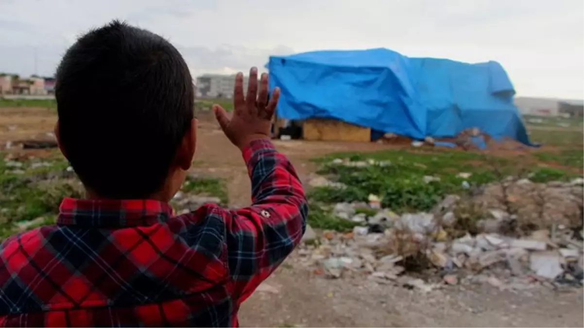 5 çocuklarıyla birlikte boş arazideki çadırda yaşam mücadelesi veren aileye hayırseverler yardım etti