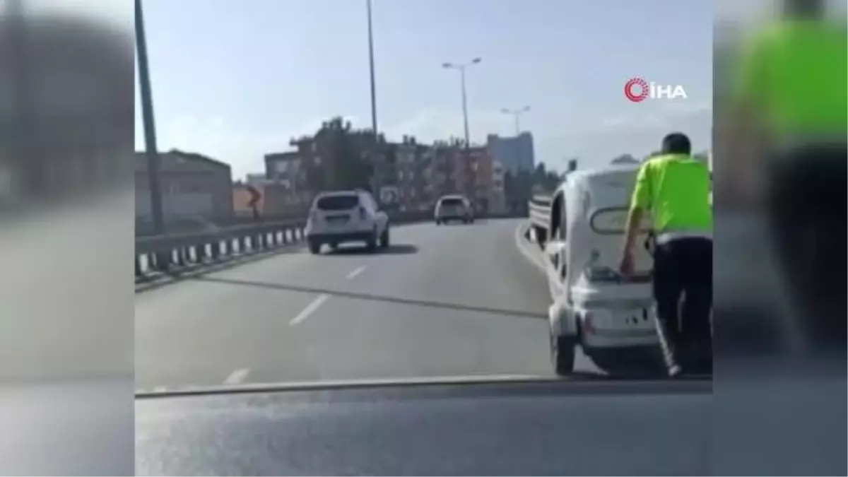 Son dakika haberleri... Antalya\'da trafik polisinden engelleri aşan hareket