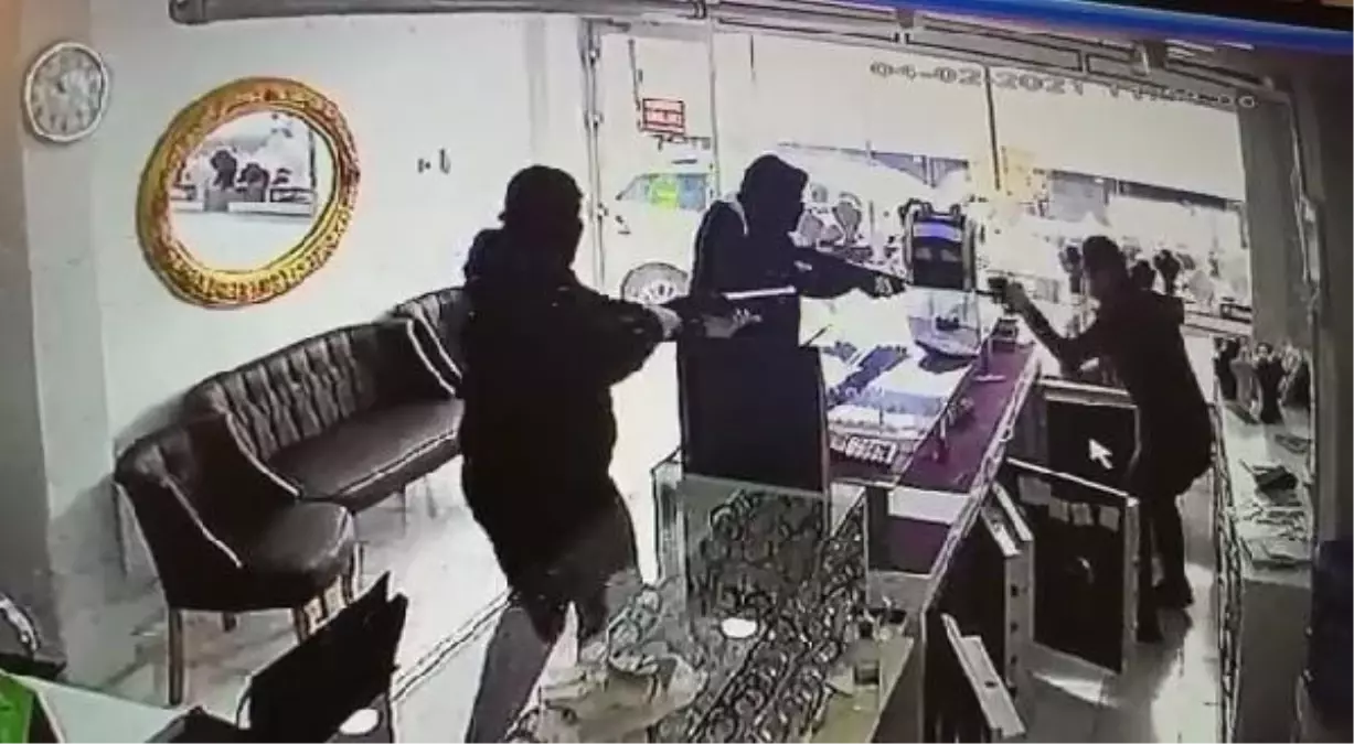 Son dakika haberleri... Bursa\'da pompalı tüfekli kuyumcu soygunu kamerada