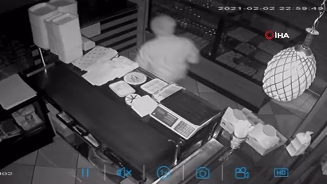 Son dakika haberi | Bursa'da sadaka kutusunu çalan hırsız kameraya yansıdı