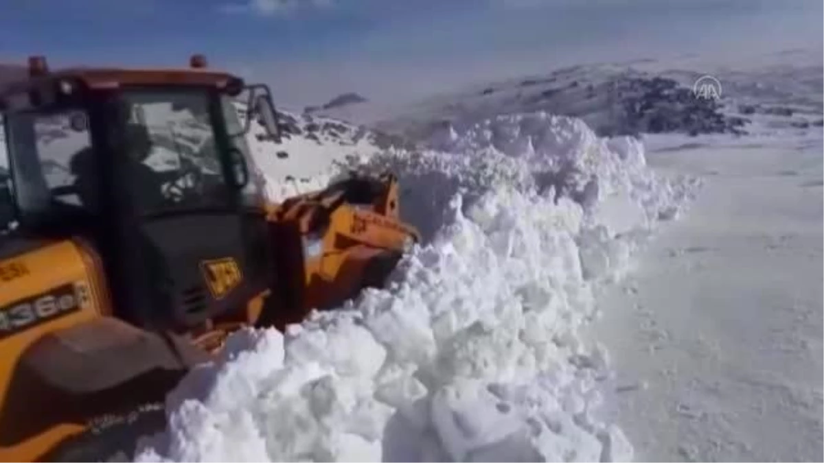Doğu Anadolu\'da zorlu şartlarda karla mücadele çalışmaları sürüyor