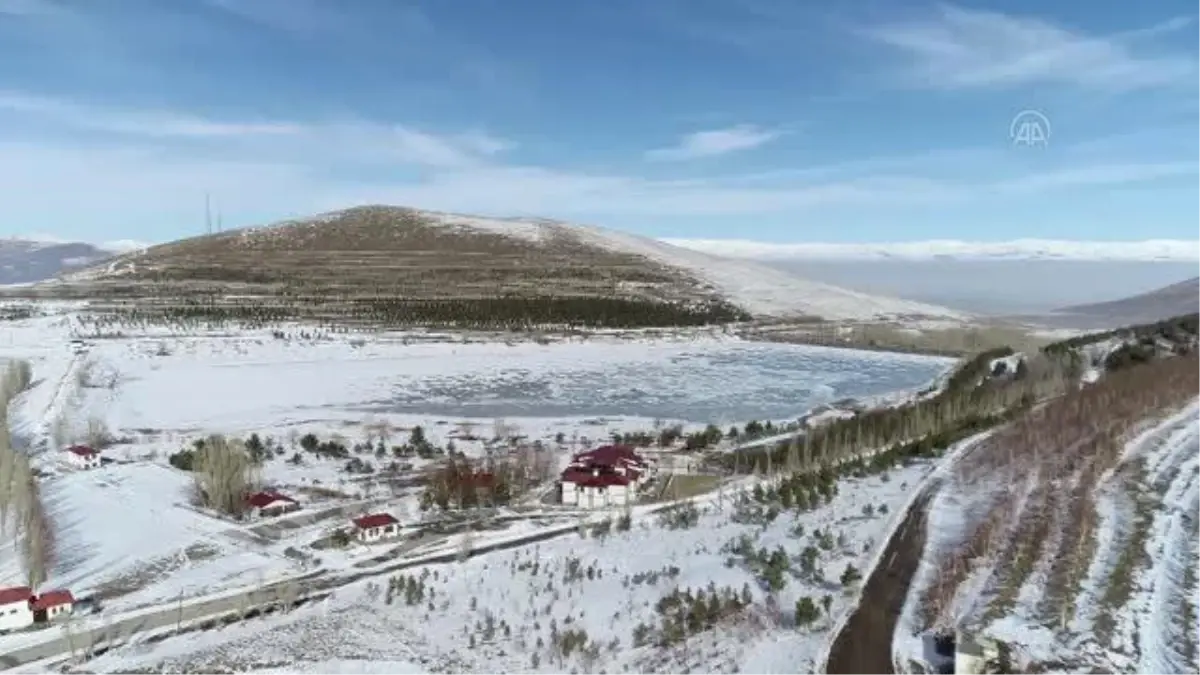 (Drone) Yüzeyi buz tutan Tekederesi Göleti kışın tüm güzelliklerini yansıtıyor