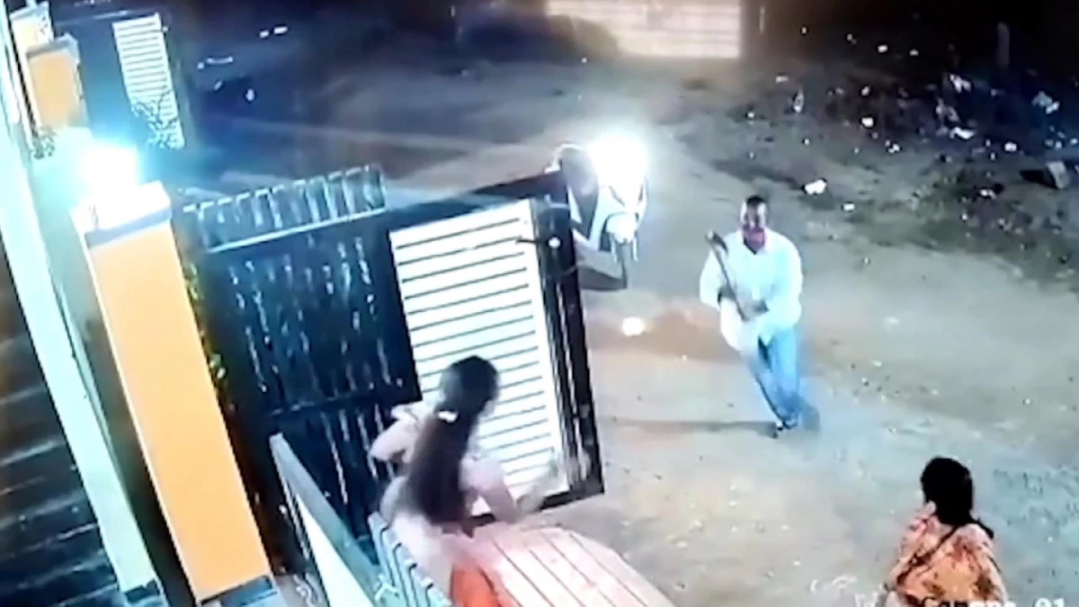 Hindistan\'da sokak ortasında dehşet! Aylardır taciz ettiği kadına baltayla saldırdı