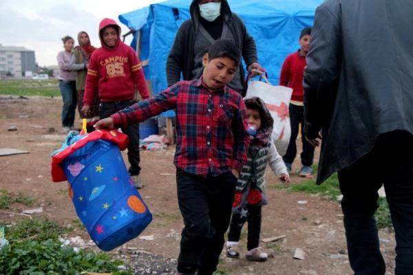 5 çocuklarıyla birlikte boş arazideki çadırda yaşam mücadelesi veren aileye hayırseverler yardım etti