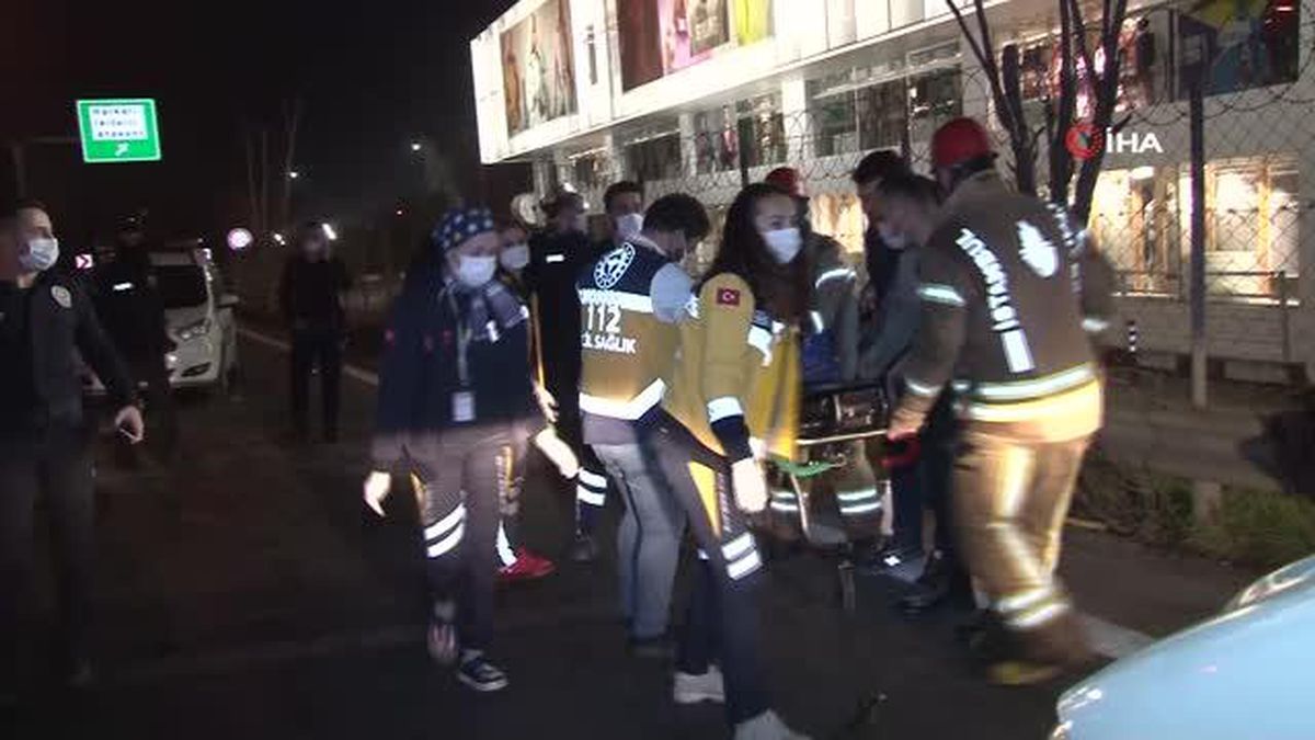 Küçükçekmece'de otomobil bariyerlere ok gibi saplandı: 2 yaralı