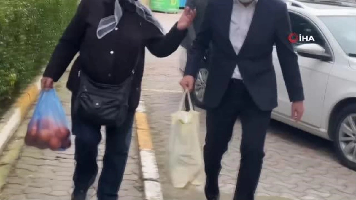 Pazar çantasını başkan taşıyınca yaşlı kadın duygulandı