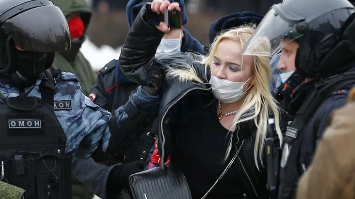 Sokakların karıştığı Rusya\'da gözaltına alınan kadınların ifadesi kan dondurdu: Şeffaf camlar ardında soyunmaya zorlandık