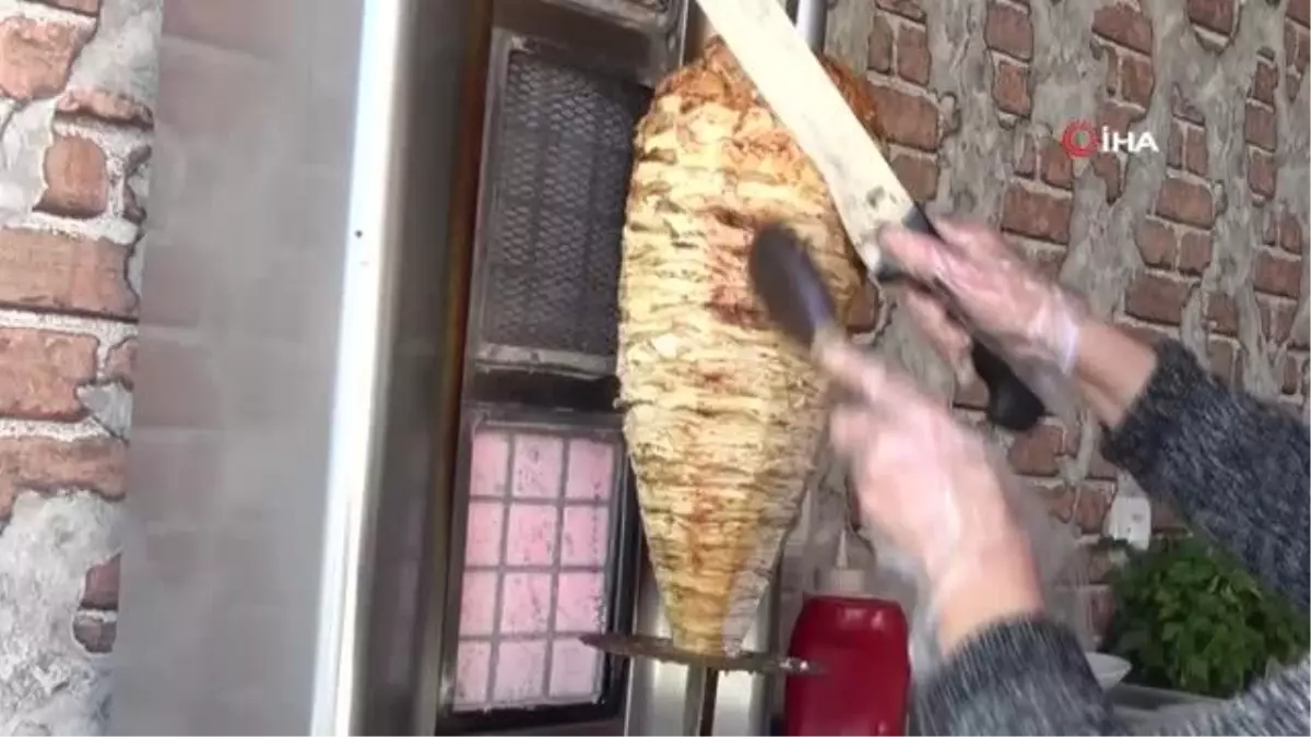 Kadın döner ustası parmakları yediriyor