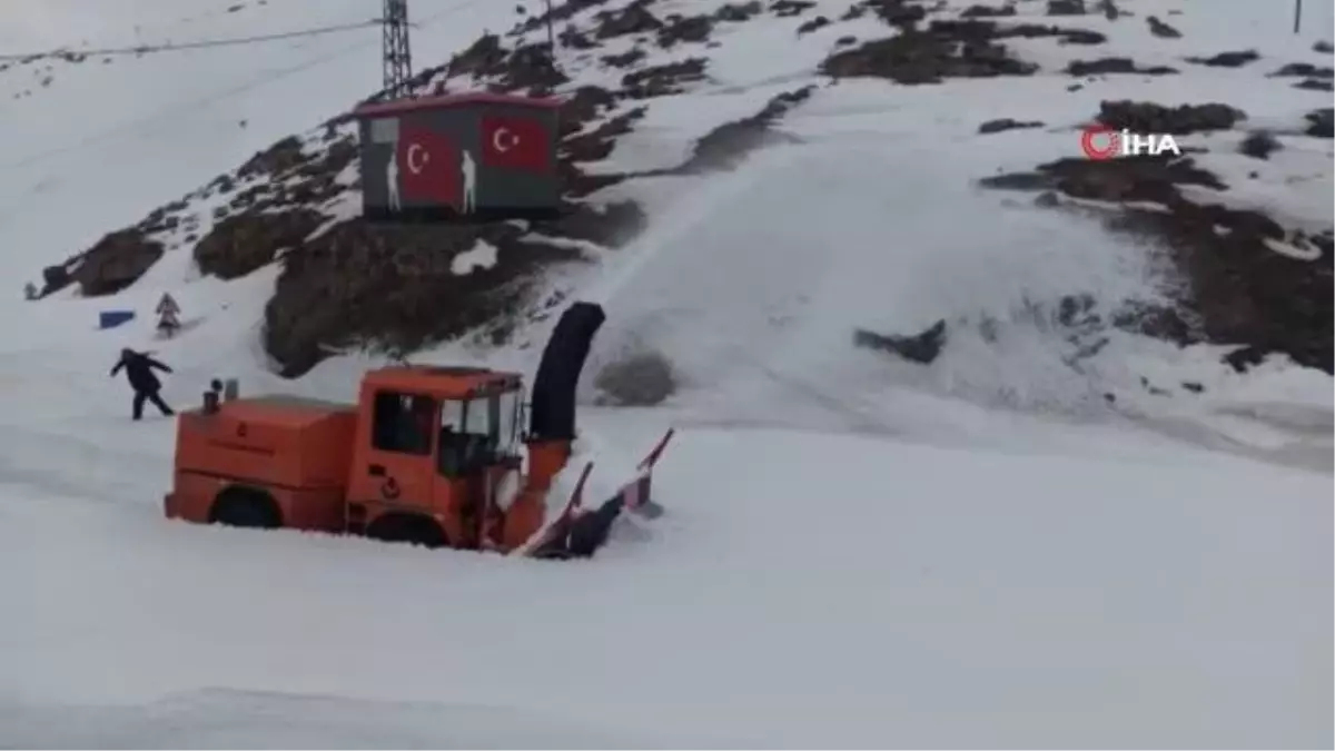 Kar kalınlığının 2 metreyi bulduğu Tanin Geçidi\'nde ekiplerin karla mücadelesi sürüyor