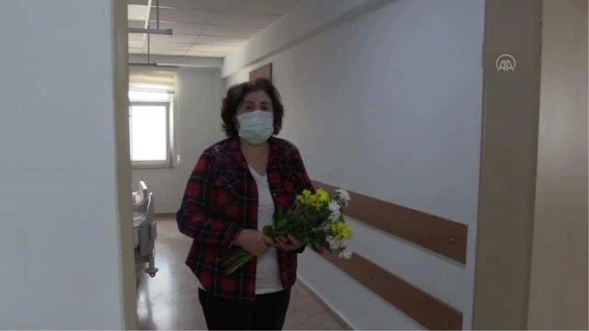 Kovid-19\'u yenen hasta sağlık çalışanlarına çiçek dağıttı