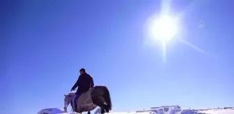 Köylüler kar üzerinde at yarışlarına hazırlanıyor